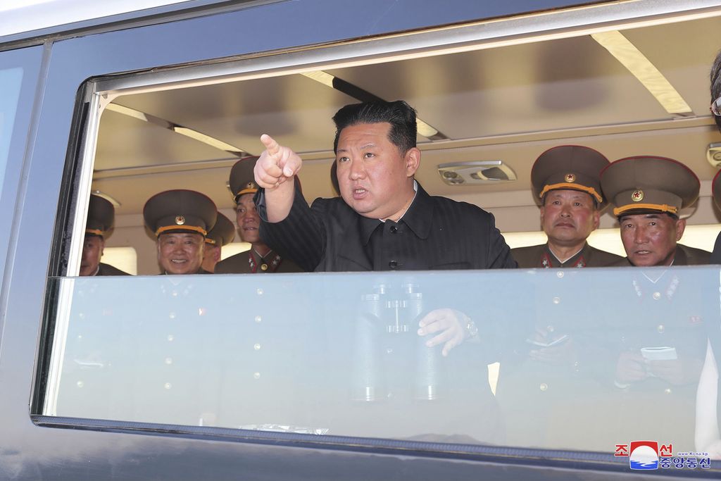 Dalam foto yang dirilis pada 17 April 2022 tampak Pemimpin Korea Utara Kim Jong Un memberi pengarahan kepada para pemimpin militer Korut di sebuah lokasi yang tidak disebutkan.