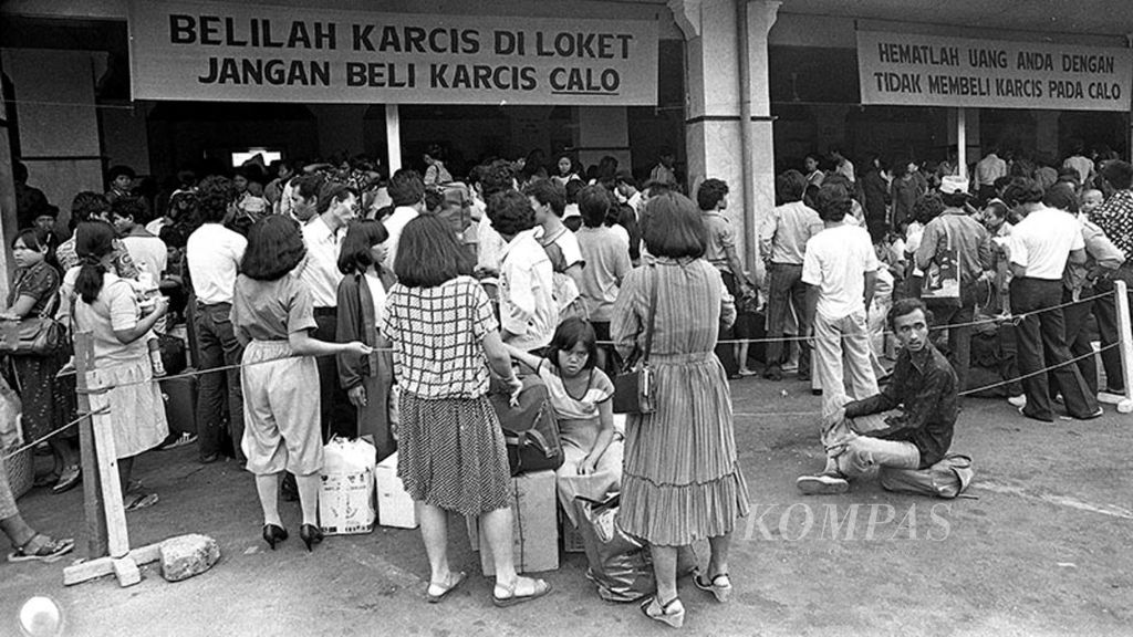 Suasana Stasiun Gambir, Jakarta saat musim mudik Lebaran (19/7/1982). Sebanyak 42.639 penumpang memanfaatkan pelayanan kereta api untuk mudik lebaran.