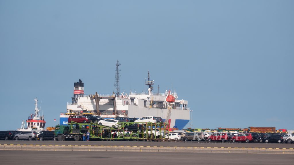 Aktivitas bongkar muat kendaraan di Pelabuhan Patimban, Subang, Jawa Barat, Kamis (9/3/2023). Pelabuhan yang mulai beroperasi pada 2021 ini telah melayani bongkar muat kapal domestik dan internasional, khususnya untuk pengiriman kendaraan atau mobil.