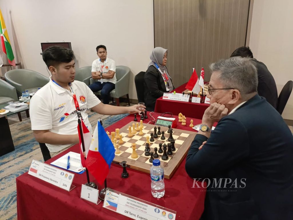 Indonesian chess player, GM Novendra Priasmoro (left), won against GM Eugenio Torre from the Philippines in the first round of the Pertamina Indonesia GM Tournament 2024, on Tuesday (23/4/2024), at the Artotel Hotel in Jakarta. Novendra emerged as the winner of the game.