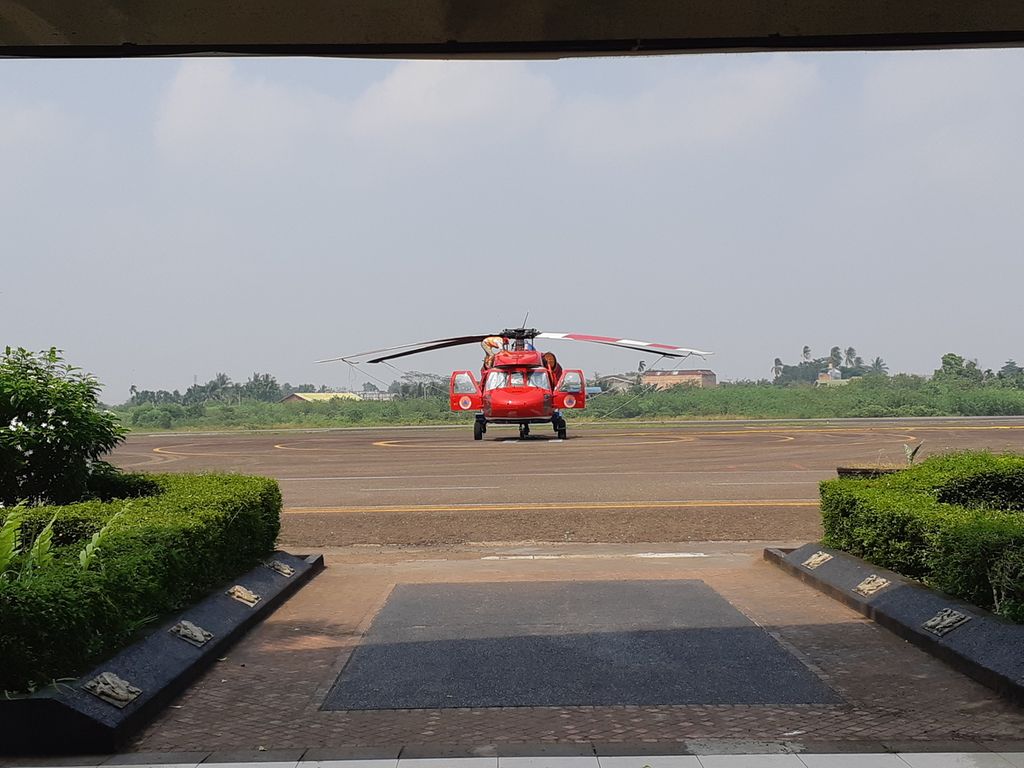 Satuan Tugas Udara Penanggulangan Karhutla Provinsi Jambi mengecek kesiapan perlengkapan menjelang patroli dan pemadaman dari udara, di Bandara Lama Sultan Thaha Jambi, Senin (4/9/2023). 