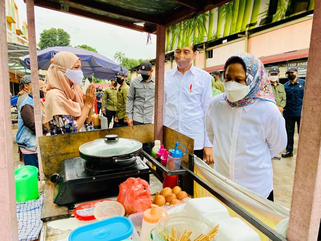 Presiden Joko Widodo di Pasar Angso Duo, Kota Jambi, Kamis (7/4/2022)