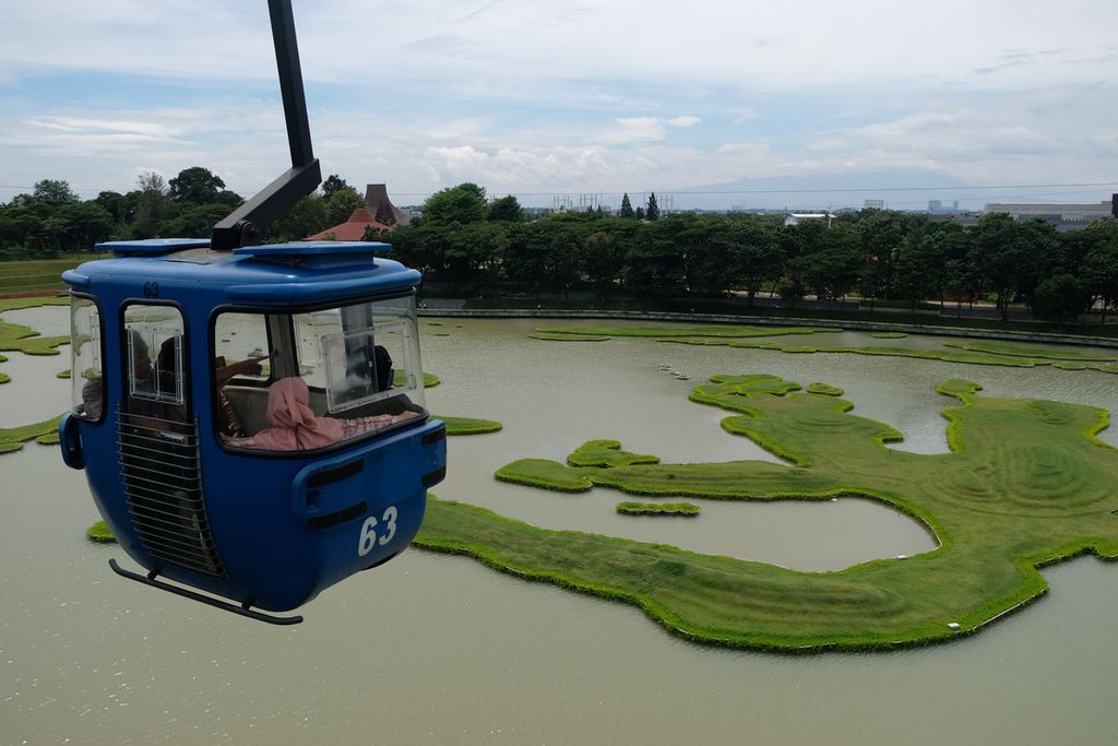 Warga melihat Danau Archipelago yang telah selesai direvitalisasi di Taman Mini Indonesia Indah, Jakarta, Minggu (20/11/2022).