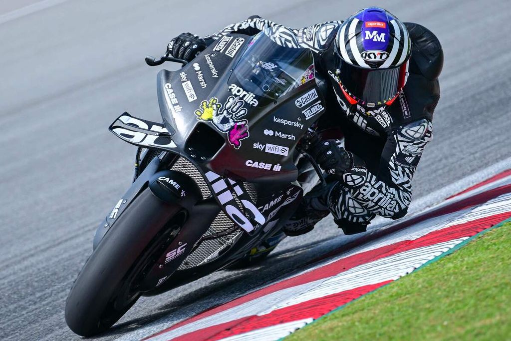 Pebalap Aprilia Racing Aleix Espargaro melewati tikungan saat hari pertama tes pramusim MotoGP di Sirkuit Sepang, Malaysia, 5 Februari 2022. 