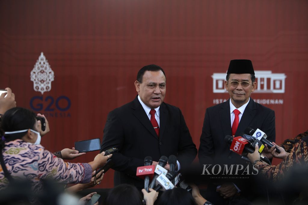 Ketua KPK Filri Bahuri (kiri) bersama Wakil Ketua KPK Johanis Tanak memberikan keterangan kepada wartawan seusai pelantikan Johanis Tanak di Istana Negara, Jakarta, Jumat (28/10/2022).