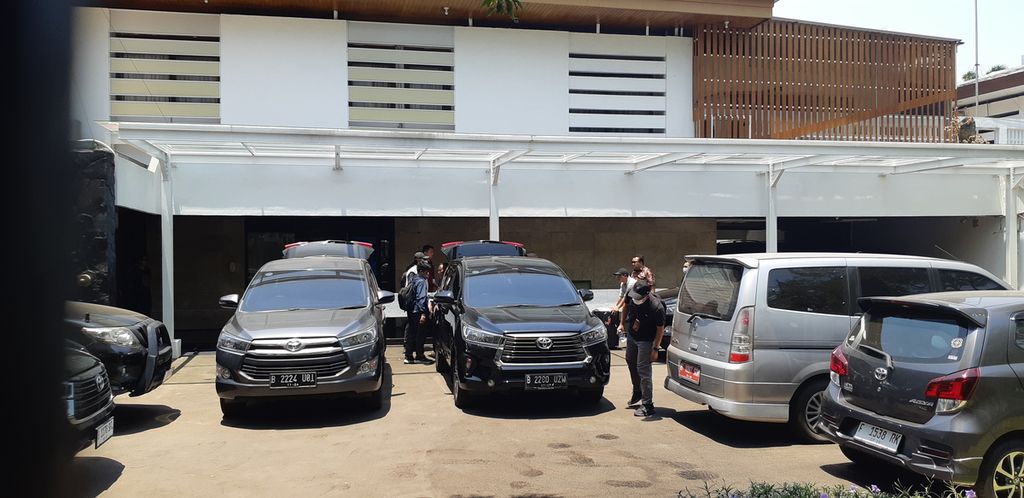 Penyidik dari Komisi Pemberantasan Korupsi mulai meninggalkan rumah dinas Menteri Pertanian Syahrul Yasin Limpo, Jumat (29/9/2023) siang. Sedikitnya ada tujuh kendaraan yang membawa rombongan penyidik dari lembaga antirasuah tersebut. 