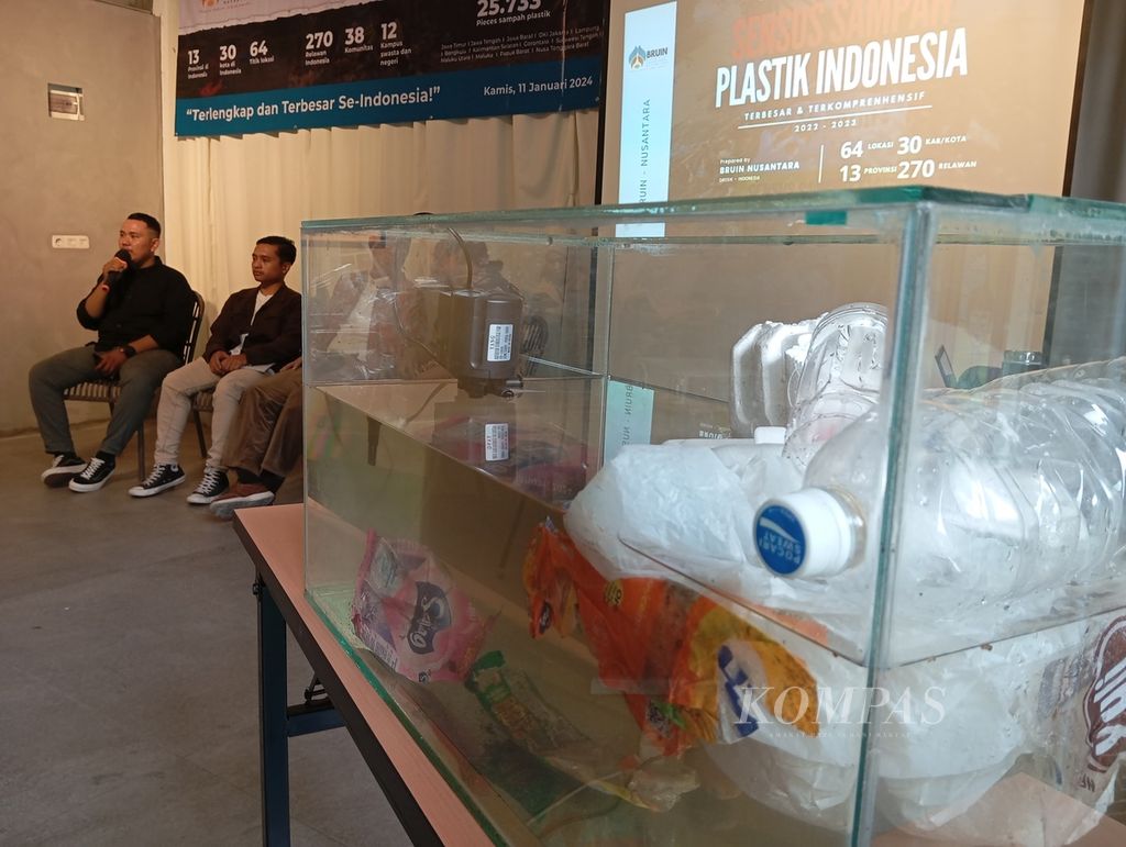 Suasana jumpa pers hasil riset studi sensus sampah plastik oleh komunitas Badan Riset Urusan Sungai Nusantara di Surabaya, Jawa Timur, Kamis (11/1/2024). Sensus didasari masifnya produksi dan pemakaian plastik sehingga menjadi sampah dan membuat Indonesia sebagai penghasil sampah plastik terbesar kedua dunia.