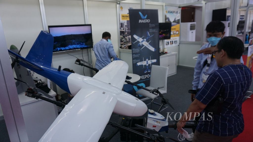 Perusahaan pembuat pesawat nirawak Inaero memamerkan salah satu produknya dalam acara Indonesia Research and Innovation (InaRI) Expo 2022 di Gedung ICC Cibinong Science Center, Bogor, Jawa Barat, Kamis (27/10/2022).