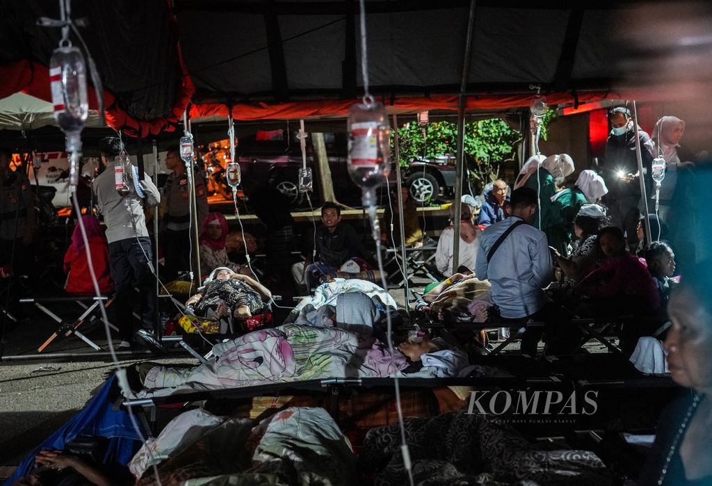 Para korban gempa yang dirawat di halaman RSUD Sayang, Cianjur, Kabupaten Cianjur, Jawa Barat, Senin (21/11/2022). Gempa berkekuatan Magnitudo 5,6 mengguncang wilayah Cianjur dan menyebabkan 162 orang tewas serta ratusan warga luka-luka.