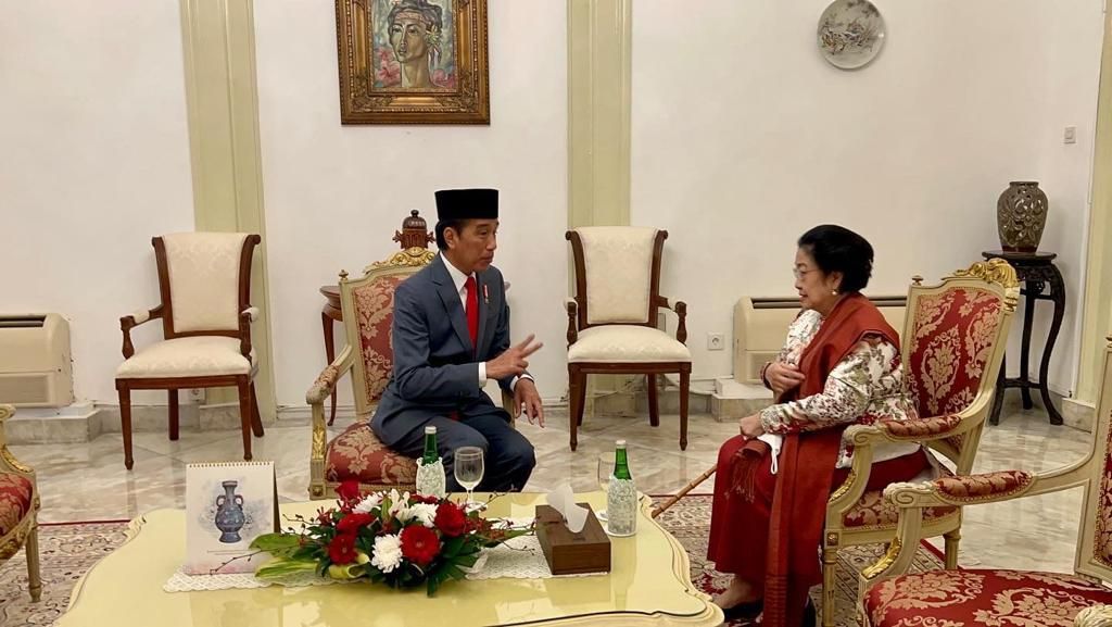 Presiden Joko Widodo berbincang hangat dengan Ketua Umum PDI-P Megawati Soekarnoputri sebelum pelantikannya sebagai Ketua Dewan Pengarah Badan Pembinaan Ideologi Pancasila, di Istana Negara, Jakarta, Selasa (7/6/2022).