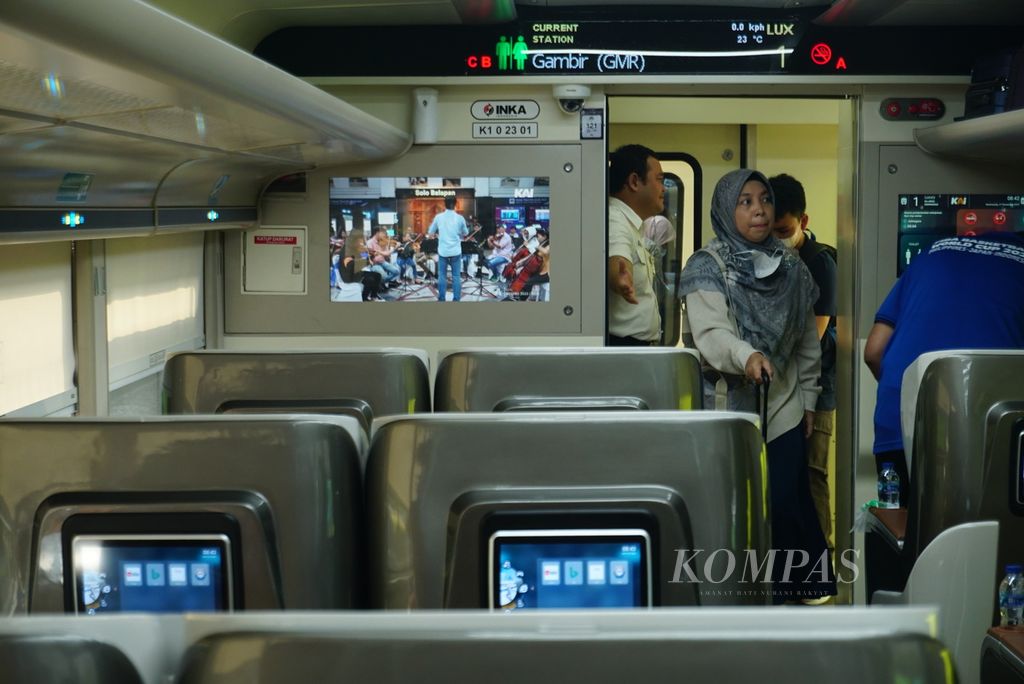 Penumpang mencari tempat duduk di gerbong Luxury Kereta Api Argo Dwipangga di Stasiun Gambir, Jakarta Pusat, Rabu (27/12/2023). Sejak 13 Desember 2023, kereta api tersebut memakai tiga kereta kelas Luxury New Generation buatan PT INKA yang masing-masing berkapasitas 26 penumpang.