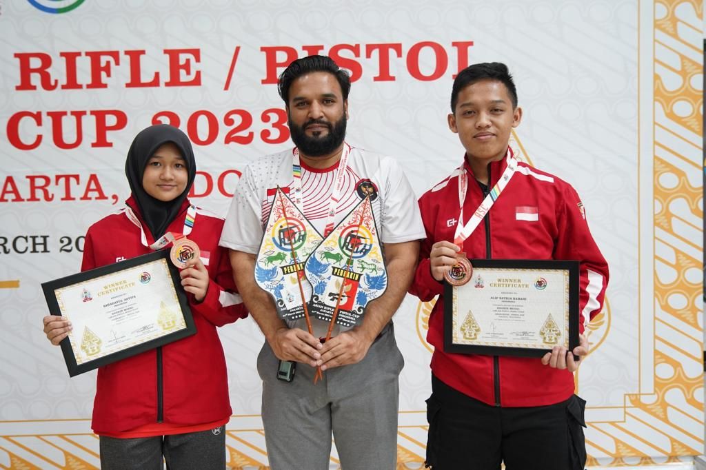 (Dari kiri) Rihadatul Asyifa, Pelatih Abdul Kayyum, dan Alif Satria Bahari seusai mendapat medali perunggu dalam nomor <i>air pistol </i>tim campuran 10 meter Piala Asia Senapan dan Pistol ISSF 2023 pada Rabu (8/3/2023).