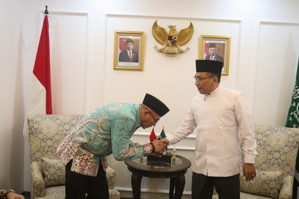 Ketua KPU Hasyim Asy'ari (kiri) menjabat tangan Ketua Umum Pengurus Besar Nahdlatul Ulama Yahya Cholil Staquf (kanan) dalam pertemuan di kantor PBNU, Jakarta, Rabu (4/1/2023). 