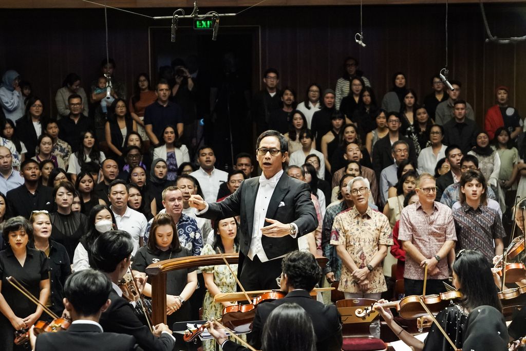  Konduktor Addie MS memandu komunitas Light Ministry Orchestra memainkan lagu ”Indonesia Raya” di Aula Simfonia, Kemayoran, Jakarta Pusat, Minggu (3/11/2024).