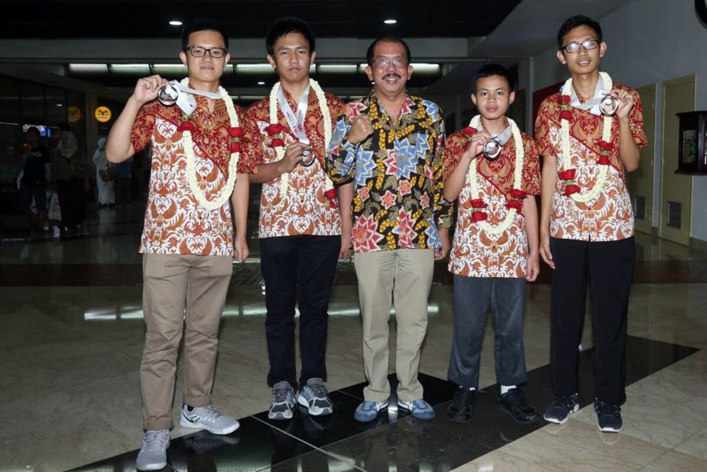 Siswa Indonesia terus menuai prestasi internasional. Empat siswa yang tergabung dalam Tim Olimpiade Komputer Indonesia 2018 berhasil meraih tiga medali perak dan satu medali emas. Tahun ini Indonesia menjadi tuan rumah Olimpiade Informatika Internasional.