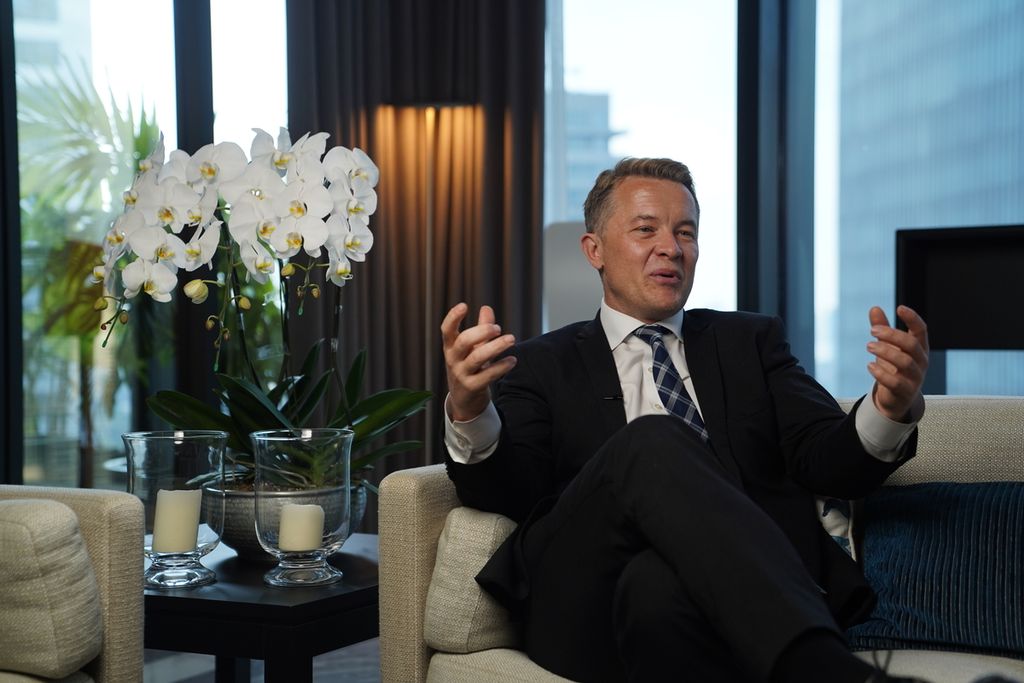 Deputy Minister of Foreign Affairs of Norway Andreas Motzfeldt Kravik during an interview with the daily <i>Kompas</i> regarding the bilateral issue of Indonesia-Norway in Jakarta, Monday (29/4/2023).