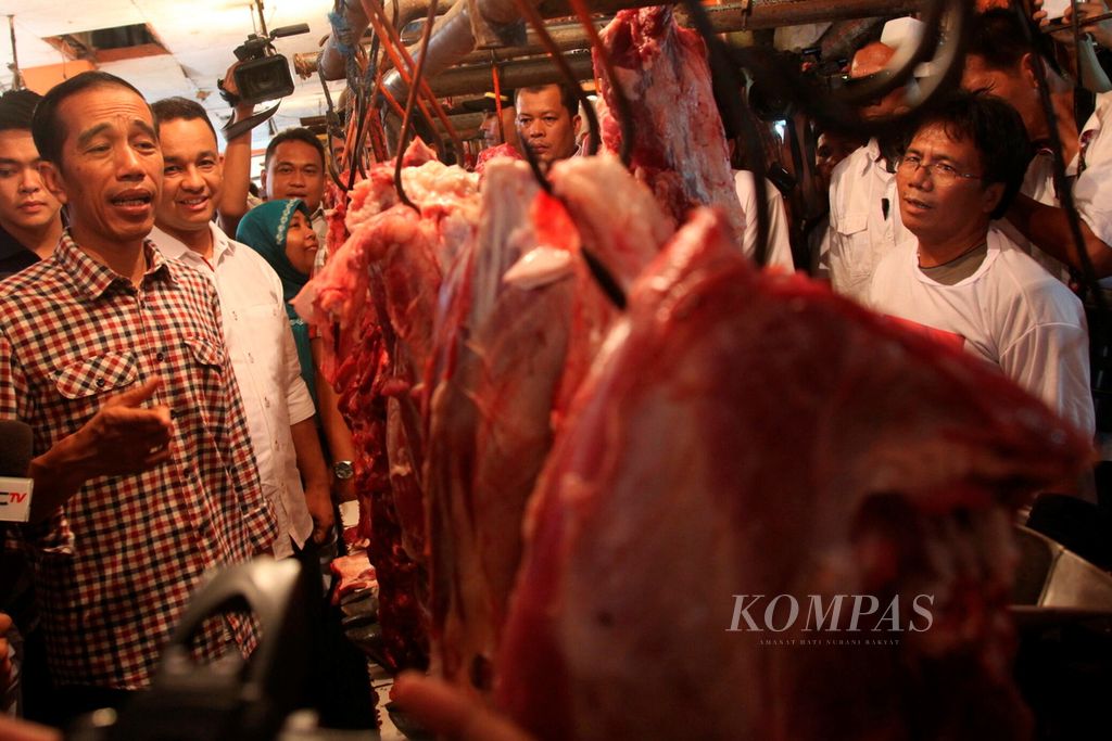 Didampingi juru bicara tim sukses Jokowi-JK, Anies Baswedan, calon presiden nomor urut 2, Joko Widodo, berbelanja di Pasar Pondok Labu, Jakarta, Senin (30/6/14).