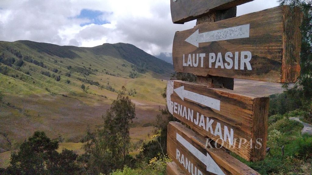 Papan penunjuk arah ke Gunung Bromo terpampang di daerah Jemplang, Kabupaten Malang, Jawa Timur, seperti tampak pada akhir Agustus 2020.