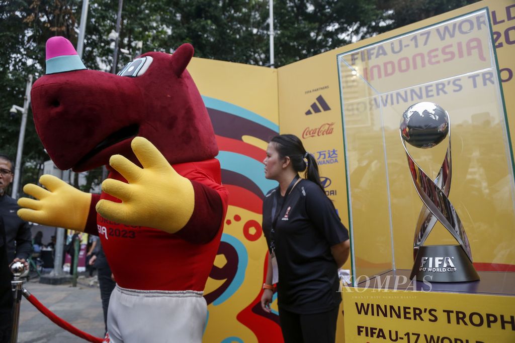 Trofi Piala Dunia U-17 dan maskot resmi Piala Dunia U-17 Bacuya dipamerkan di kawasan Bundaran Hotel Indonesia (HI), Jakarta, Minggu (15/10/2023)