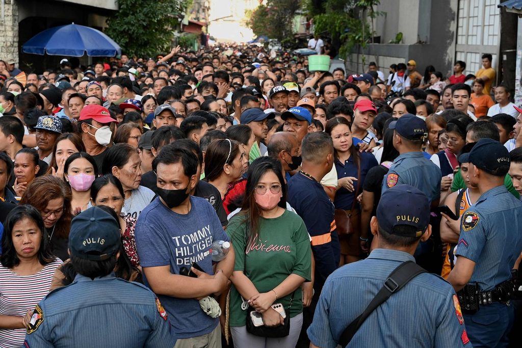 Warga mengantre di depan sebuah tempat pemungutan suara di Manila, Filipina, Senin (30/10/2023).