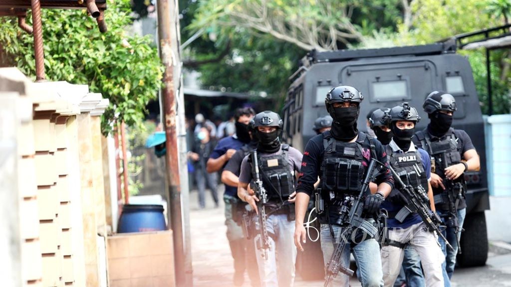 Ilustrasi. Pasukan Densus 88 Polri menggerebek salah satu lokasi tersangka teroris di Jalan Delima, Kompleks Kuncir Mas, Kota Tangerang, Rabu (16/5/2018). Densus mengamankan tiga tersangka jaringan teroris dan menggeledah tiga lokasi di Kota Tangerang.