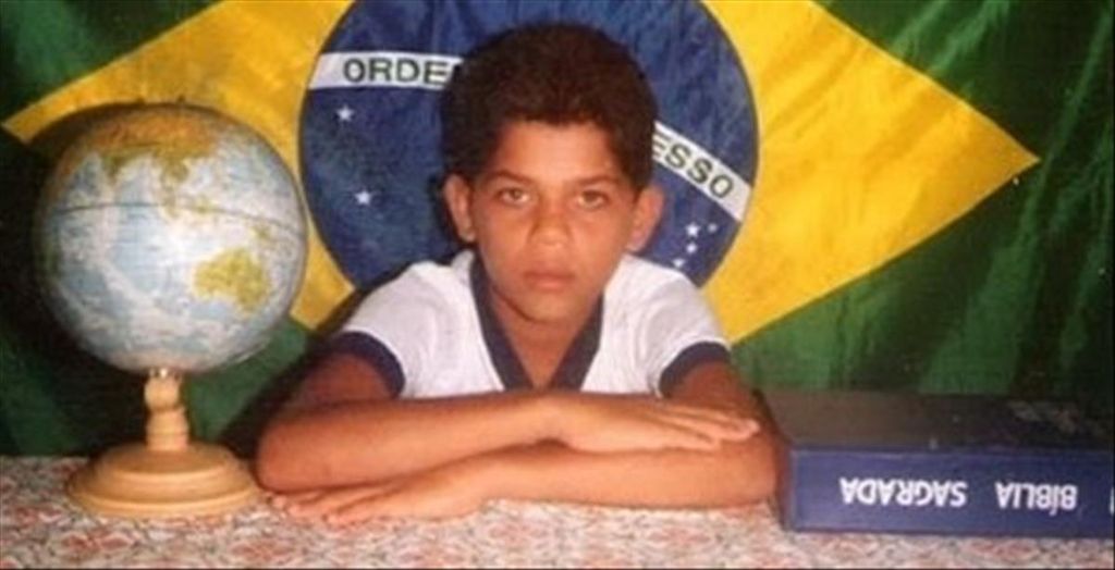 Dani Alves ketika masih kanak-kanak sudah bercita-cita ingin menjadi pemain sepak bola profesional. 