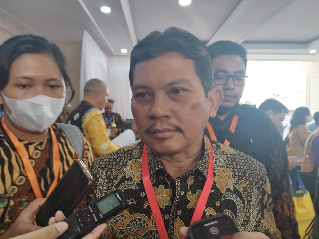 Direktur Utama Badan Penyelenggara Jaminan Sosial Kesehatan Ali Ghufron Mukti tengah memberi keterangan kepada wartawan di Balai Sudirman, Jakarta, Selasa (14/3/2023).