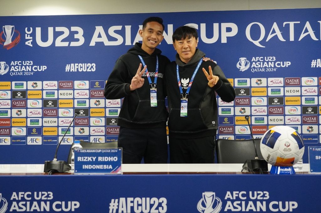 Pelatih Indonesia Shin Tae-yong bersama bek dan kapten tim U-23 Indonesia, Rizky Ridho, berfoto setelah menjalani konferensi pers jelang laga Indonesia melawan Korea Selatan pada perempat final Piala Asia U-23 2024, Rabu (24/4/2024), di Stadion Abdullah bin Khalifa, Doha, Qatar.