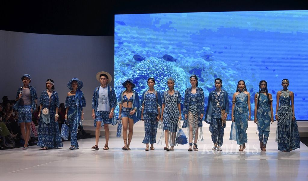 Model membawakan busana koleksi Ghea Resort by Amanda & Janna dalam Indonesia Fashion Week (IFW) 2023 di Jakarta Convention Center, Jakarta, Jumat (24/2/2023). Koleksi tersebut mengusung tema Save the Coral Reefs.