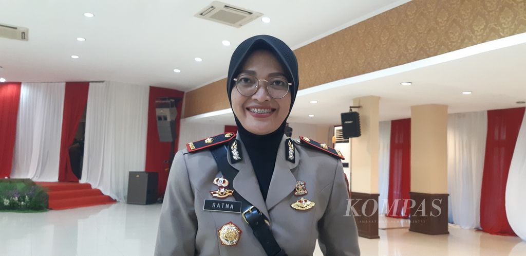 Kepala Kepolisian Sektor Penjaringan Komisaris Ratna Quratul Ainy seusai pelantikan di Balai Polda Metro Jaya, Jakarta, Selasa (24/5/2022).