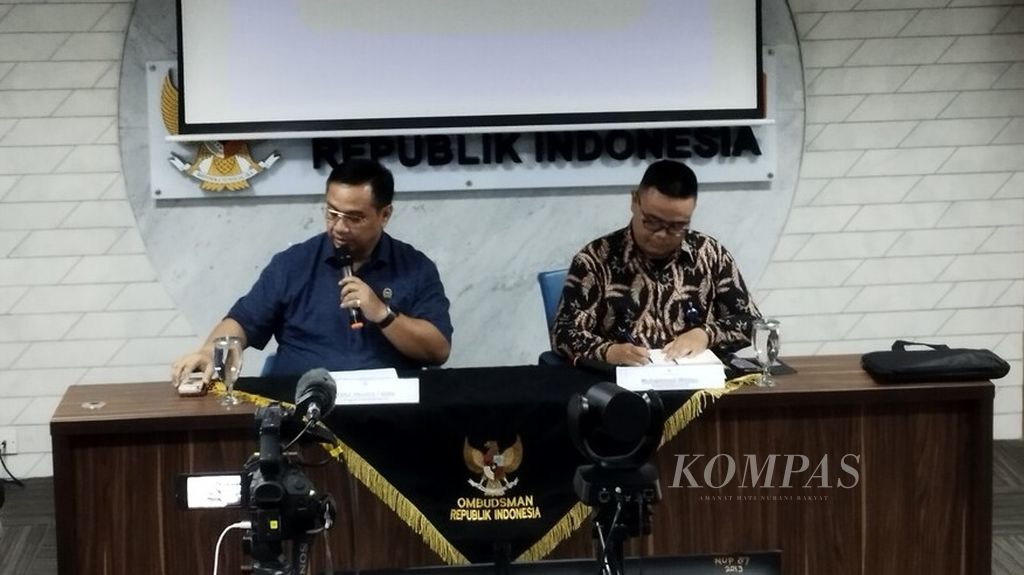 Anggota Ombudsman RI, Yeka Hendra Fatika (kanan), memberikan keterangan dalam konferensi pers Ombudsman RI terkait Malaadministrasi Bappebti dalam Penyelesaian Kerugian Masyarakat akibat Kecurangan Perusahaan Pialang dan Pedagang dalam Perdagangan Berjangka Komoditi, Jumat (6/10/2023), di Jakarta.