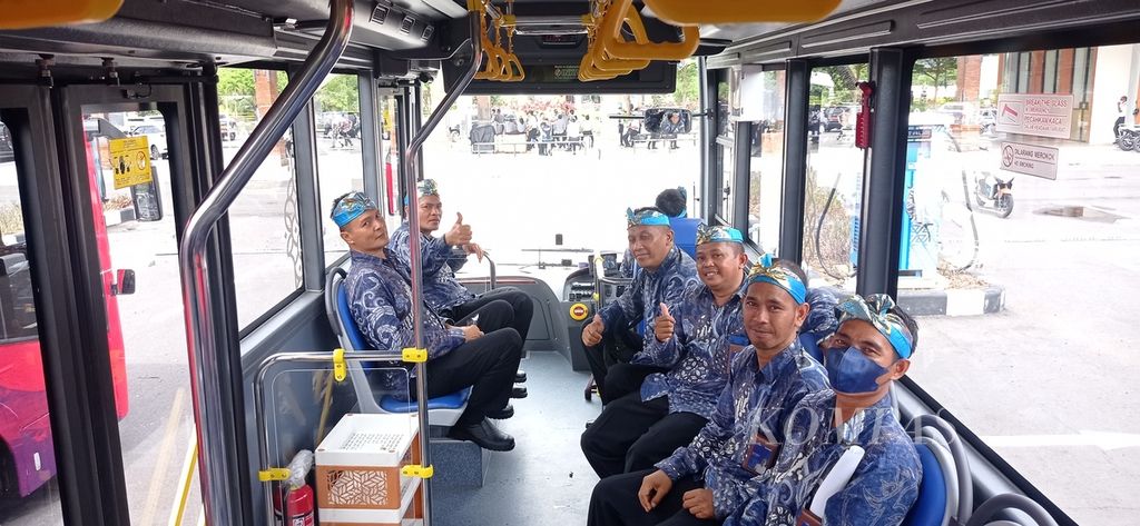 Para sopir bus listrik KTT G20 saat usai menjalani kegiatan pada Rabu (09/11/2022) di Pelabuhan Benoa, dan bersiap menuju lokasi tugasnya masing-masing.