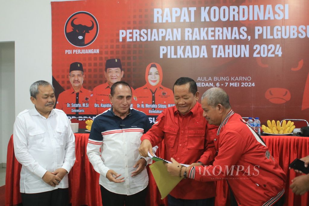 Edy Rahmayadi (kedua dari kiri) menyerahkan berkas pendaftaran sebagai calon gubernur Sumatera Utara kepada Ketua DPD PDI-P Sumut Rapidin Simbolon di Medan, Sumatera Utara, Senin (6/5/2024). 