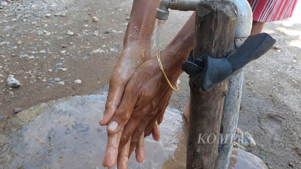 Warga mencuci tangan langsung dari keran di Kampung Oebkin, Kabupaten Timor Tengah Utara, NTT, pada Kamis (9/6/2022). Pasokan air bersih di kampung itu sudah melimpah.