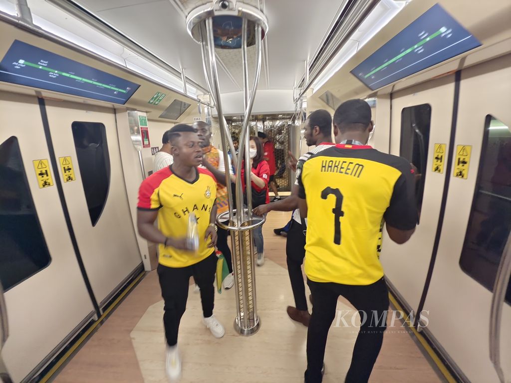 Suporter tim Ghana menari di gerbong kereta.
