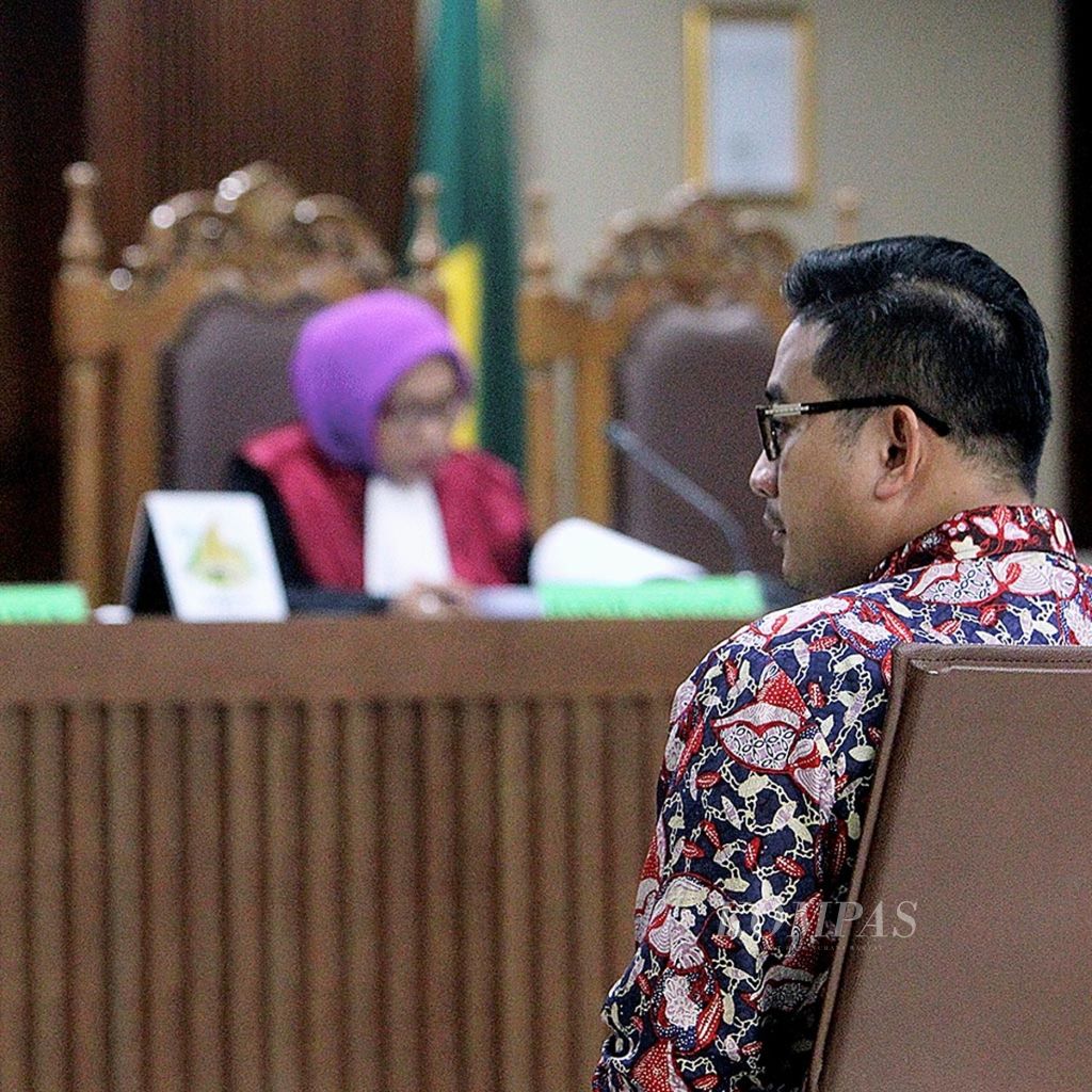 Head of Unit III Sub-Directorate III of the Directorate of Corruption Crimes at the National Police Bareskrim Adjunct Senior Commissioner of Police Raden Brotoseno attends the trial at the Corruption Crime Court (Tipikor), Jakarta, Thursday (18/5/2017)