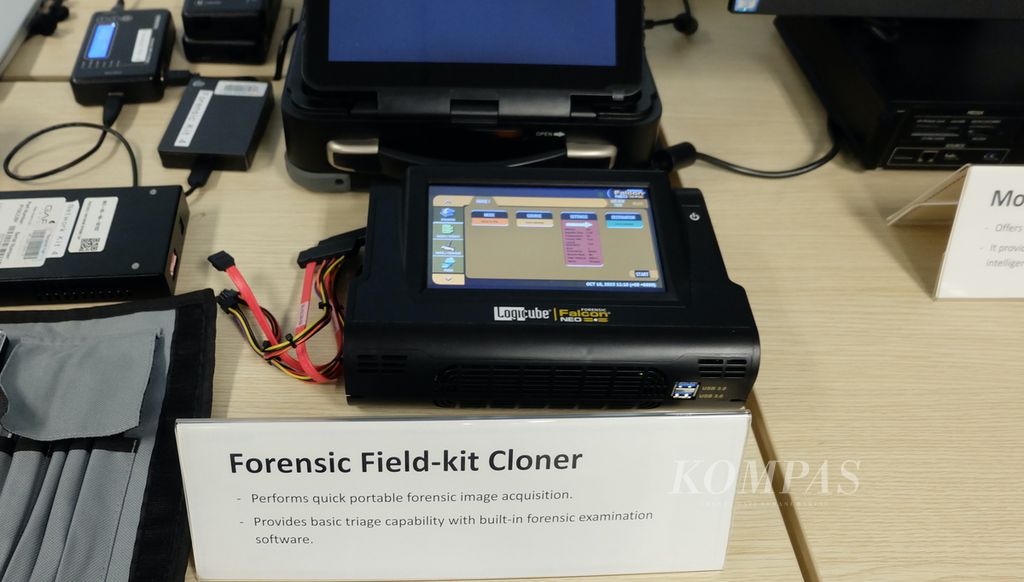 Staf Badan Keamanan Siber (Cyber Security Agency/CSA) Singapura secara terbatas membolehkan dokumentasi terhadap peralatan forensik serangan siber, Rabu (18/10/2023), di Singapura. Salah satunya ialah <i>forensic field-kit cloner</i>.