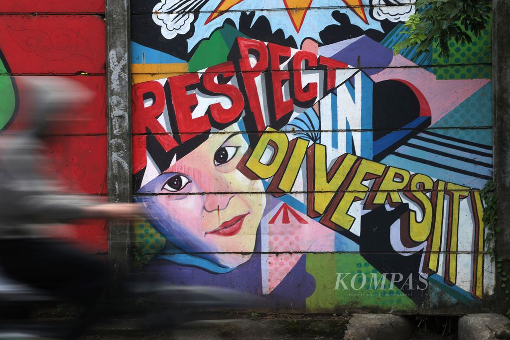 Mural tentang penghormatan akan perbedaan di sebuah tembok di Serpong, Tangerang Selatan, Jumat (6/3/2020). Penghargaan terhadap perbedaan ini selaras dengan semboyan Bhinneka Tunggal Ika bahwa perbedaan merupakan keniscayaan yang tumbuh berkembang berdampingan di Indonesia. 