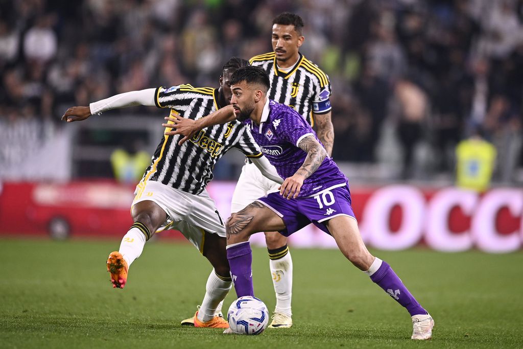 Pemain Fiorentina, Nicolas Gonzalez (kanan), berebut bola dengan pemain Juventus, Samuel Iling-Junior (kiri) dan Danilo, pada laga Liga Italia di Stadion Allianz, Turin, Senin (8/4/2024) dini hari WIB. Juventus menang 1-0 pada laga itu.