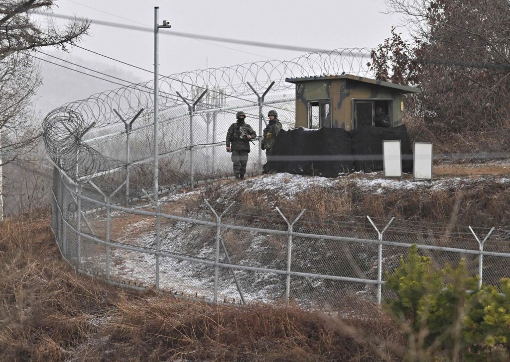 Tentara Korea Selatan bersiaga di sebuah pos penjagaan di unit kamp latihan militer di Yeoncheon, Korea Selatan, Selasa (13/12/2022). Di kamp tersebut, penyanyi BTS, Jin, akan mengawali tugas wajib militernya. 