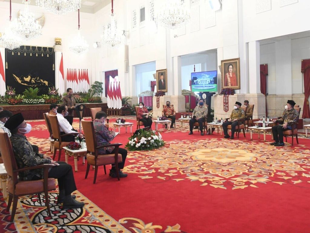 Ketua Umum Partai Amanat Nasional Zulkifli Hasan (paling kanan) hadir saat pertemuan rutin yang digelar Presiden Joko Widodo bersama Ketua Umum dan Sekretaris Jenderal partai-partai koalisi pendukung pemerintahan Jokowi-Wapres Ma’ruf Amin yang digelar di Istana Merdeka Jakarta, Rabu (25/8/2021).