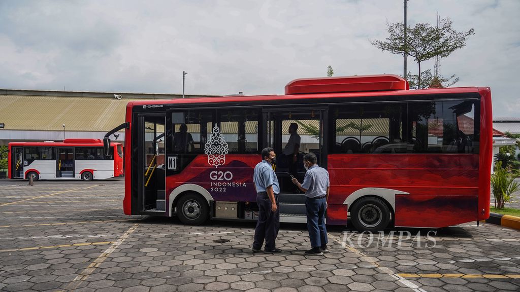 Bus listrik buatan PT Industri Kereta Api (INKA), Madiun, Jawa Timur, Kamis (8/9/2022). Bus listrik ini dipersiapkan sebagai kendaraan yang digunakan selama penyelenggaraan KTT G20 di Bali. 