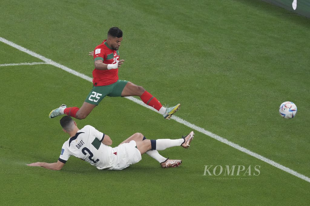 Pemain Portugal, Diogo Dalot (bawah), berebut bola dengan pemain Maroko, Yahya Attiat Allah, di babak perempat final Piala Dunia 2022 di Stadion Al Thumama, Qatar, Sabtu (10/12/2022). 
