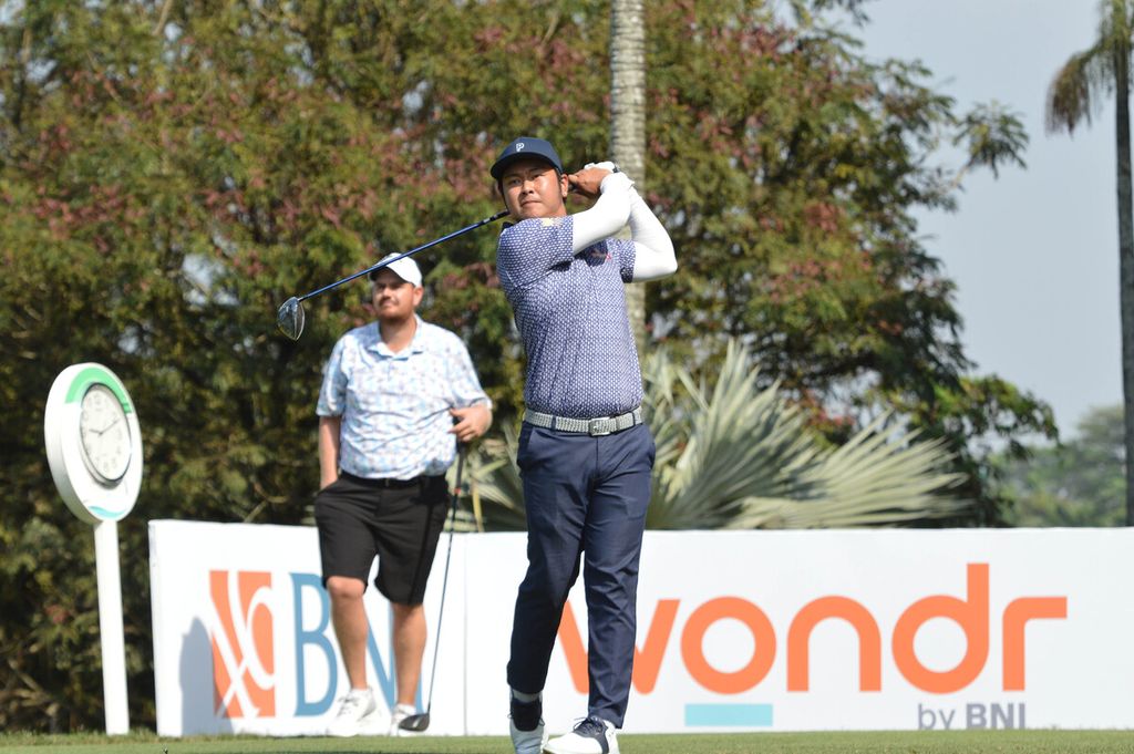 Pegolf Indonesia, Jonathan Wijono, memukul bola pada hari kedua BNI Ciputra Golfpreneur Tournament 2024, Kamis (22/8/2024), di Tangerang Selatan, Banten.