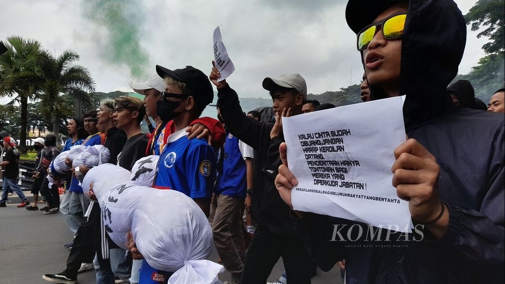 Selain membentangkan sejumlah poster bernada tuntutan, dalam aksi yang dilakukan di depan Balai Kota Malang, Jawa Timur, Kamis (27/10/2022), Aremania juga membawa boneka dan keranda mayat sebagai simbol banyaknya korban dalam tragedi 1 Oktober lalu.