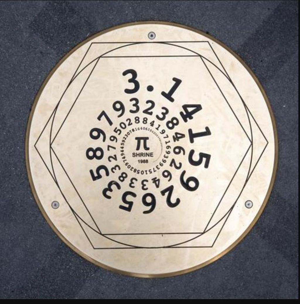 Lempengan kuningan 100 digit angka pertama bilangan Pi yang menjadi pusat dari perayaan hari Pi setiap tanggal 14 Maret di museum sains, seni, dan persepsi manusia Exploratorium, San Francisco, Amerika Serikat.