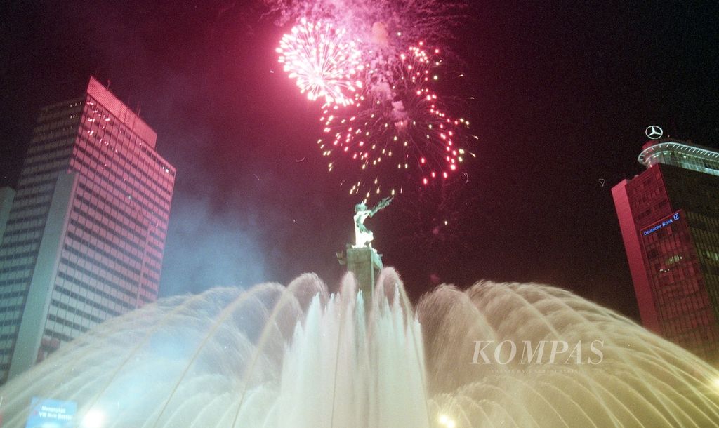 Puncak perayaan HUT Ke-475 Kota Jakarta diselenggarakan di Tugu Selamat Datang, Bundaran Hotel Indonesia (HI), Jakarta Pusat, Minggu (23/6/2002). 