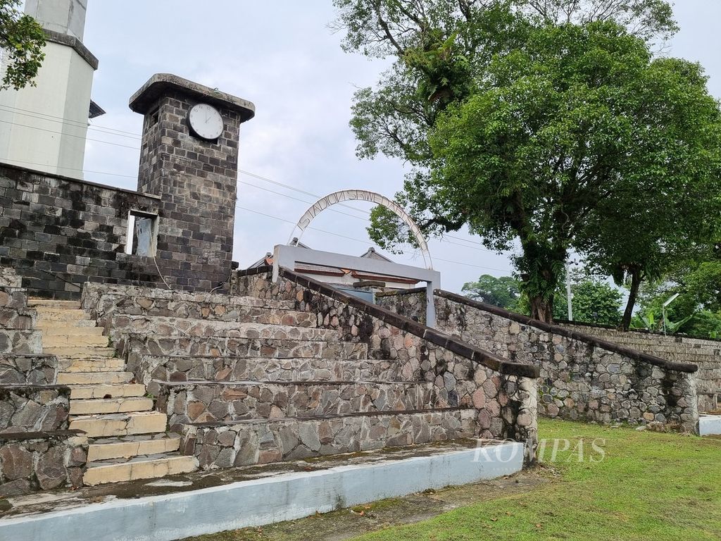 Tribune batu Stadion Sriwedari, Surakarta, Jawa Tengah, Senin (20/3/2023), Renovasi yang awalnya disiapkan untuk Piala Dunia U-20 tidak menghilangkan identitas klasik Sriwedari yang memiliki tribune khas dari batu. 