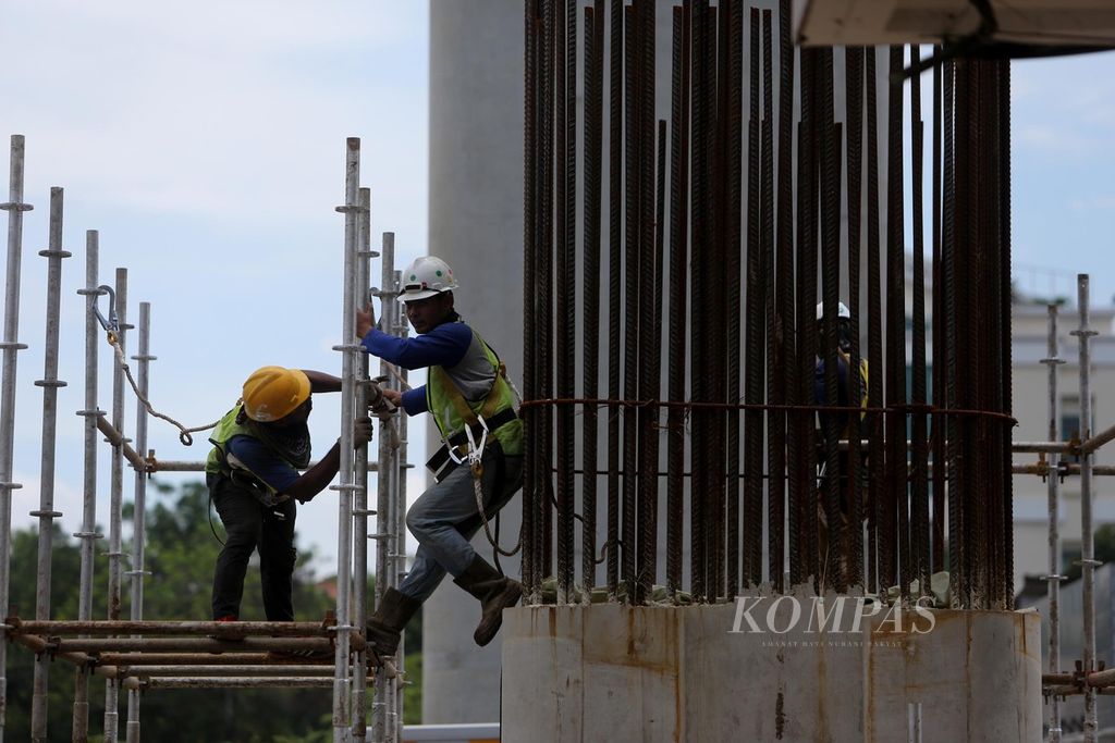 Pekerja menyelesaikan pembangunan proyek pembangunan infrastruktur Jalan Tol Layang Dalam Kota ruas Pulogebang-Sunter di kawasan Kelapa Gading, Jakarta Utara, Sabtu (7/3/2020). Berdasarkan data BPJamsostek, jumlah kecelakaan kerja selama kurun waktu tahun 2019 adalah 77.295 kasus atau turun 33,05 persen dari tahun sebelumnya.