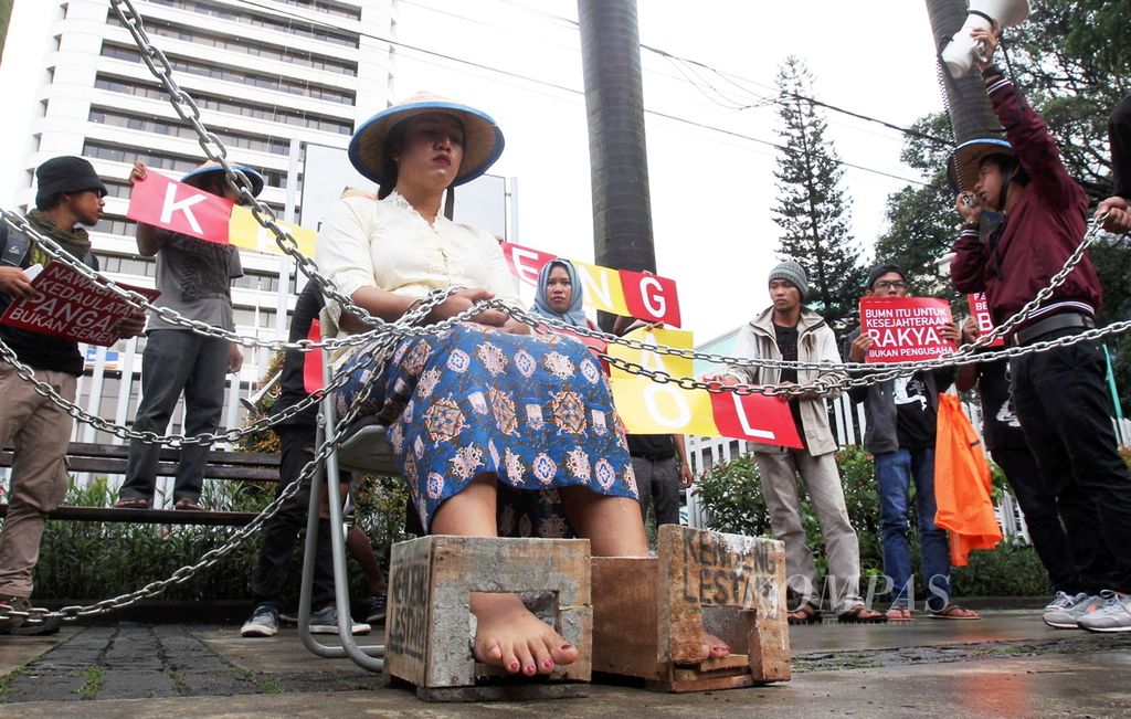 Sejumlah masa yang peduli dengan petani Kendeng melakukan aksi teatrikal solidaritas peduli petani Kendeng di depan Kantor BUMN, Jakarta, Senin (3/4). Tuntutan mereka agar pemerintah membatalkan rencana pendirian pabrik semen milik PT Semen Indonesia di Kendeng.